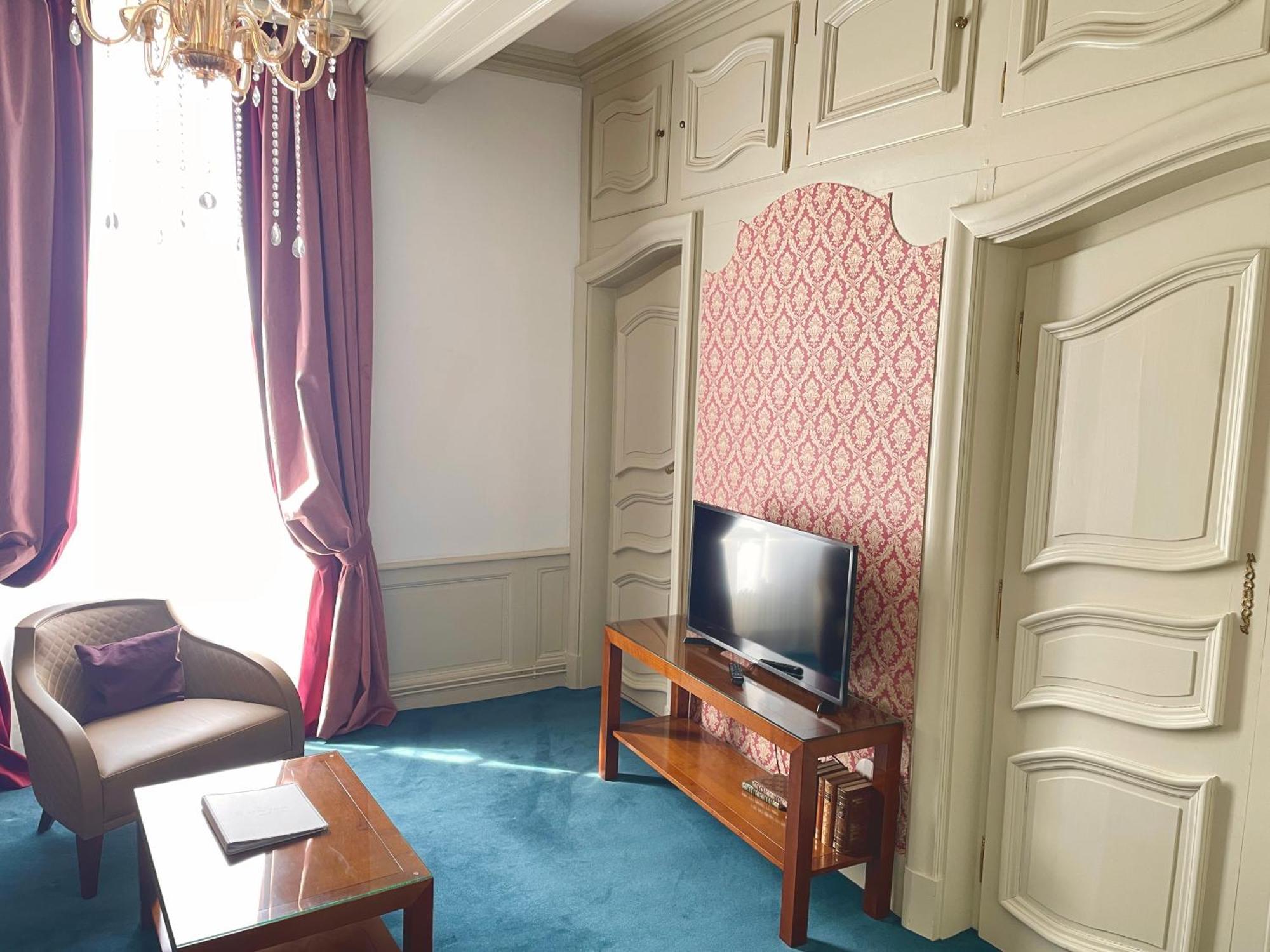 Hôtel Victor Hugo Pontorson Buitenkant foto