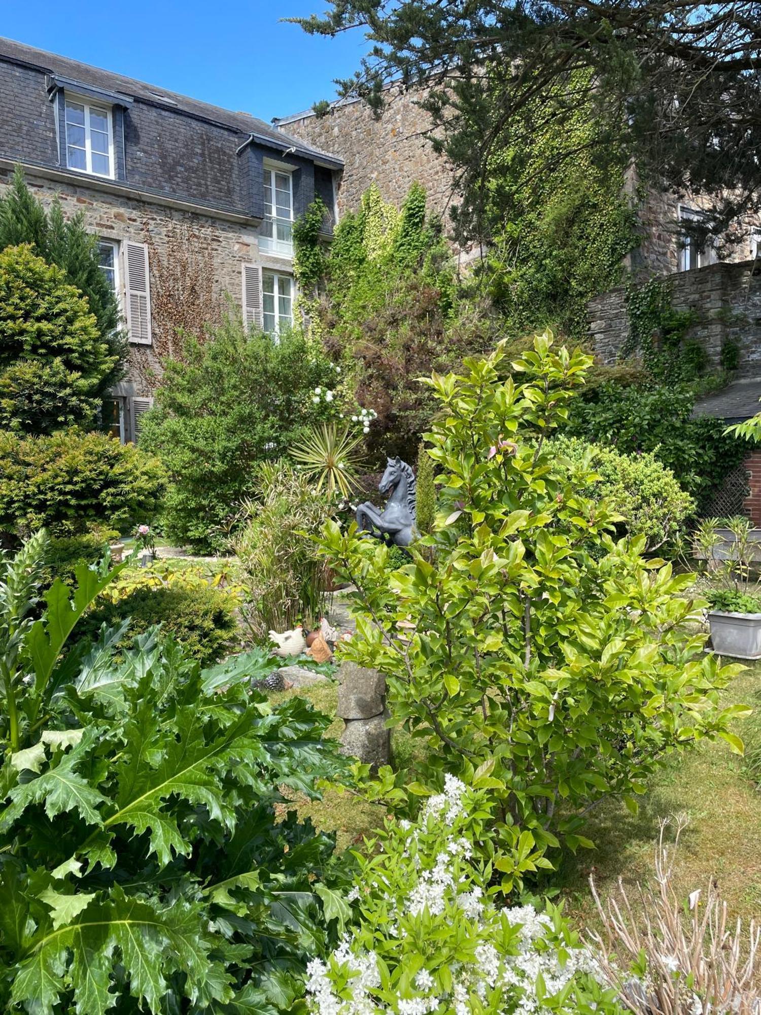 Hôtel Victor Hugo Pontorson Buitenkant foto