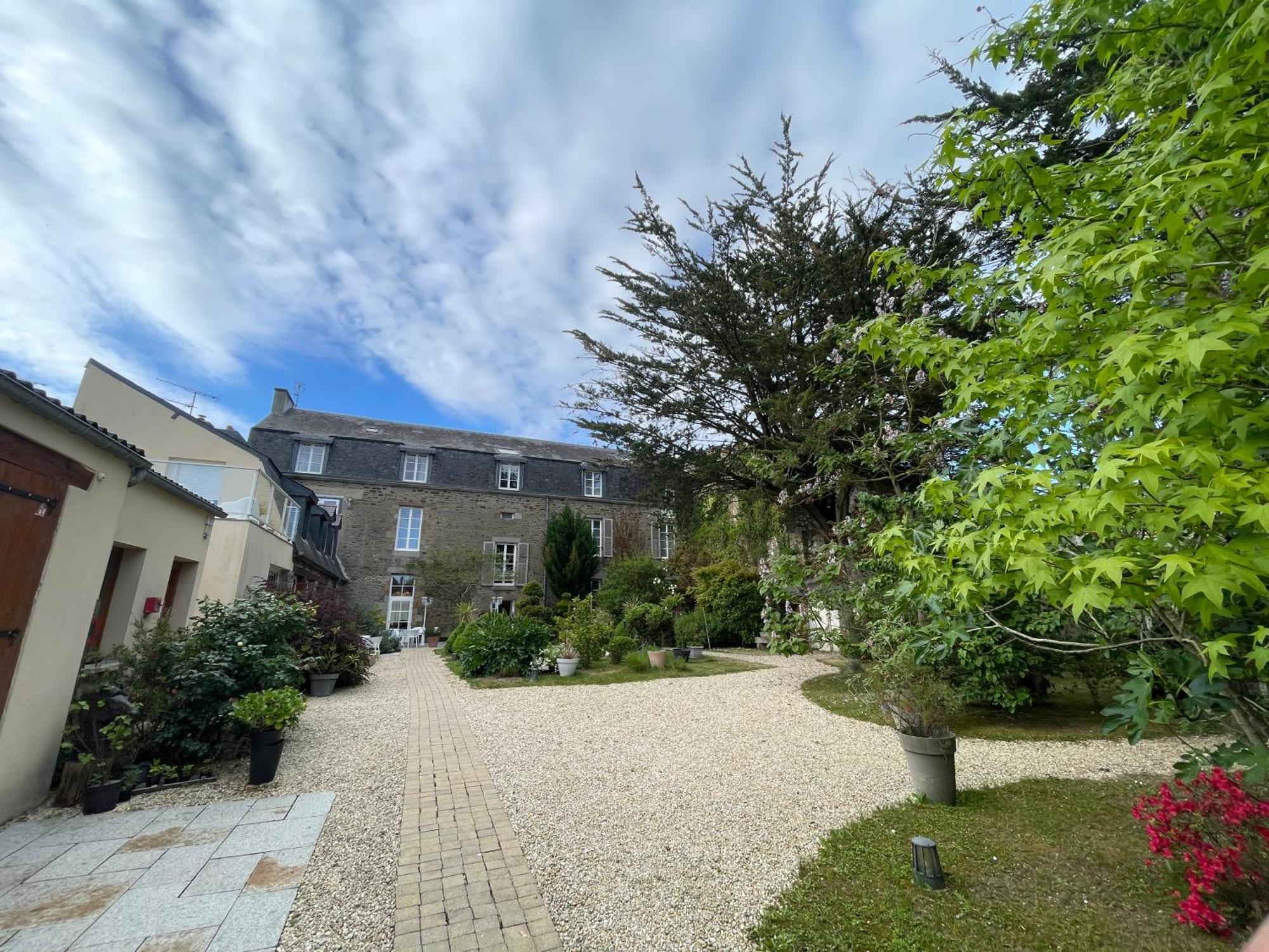 Hôtel Victor Hugo Pontorson Buitenkant foto